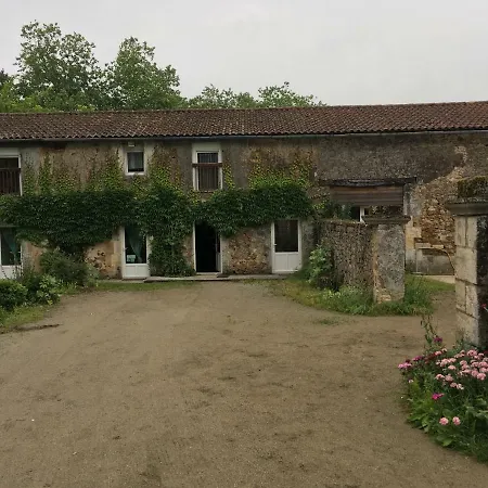 Ferme Equestre En Charente Holiday home *