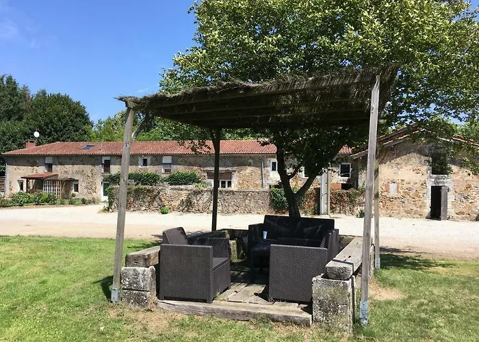 Dans Un Centre Equestre Grand Parking Сasa de vacaciones Confolens